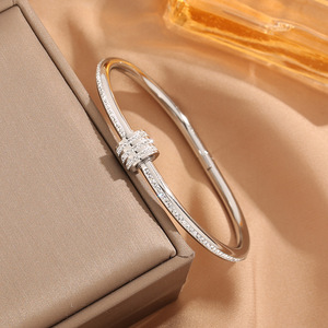 Bracelet en acier inoxydable plaqué or 18 carats pour femmes |   Cristaux entièrement pavés et boucle à visser |   Imperméable Hypoallergénique Ne se décolore pas - Product Image 5