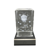 Vente en gros de cubes en cristal de verre K9 de la marque Yucheng, design personnalisé, gravure laser 3D, interrupteur tactile, base lumineuse LED, lumière colorée