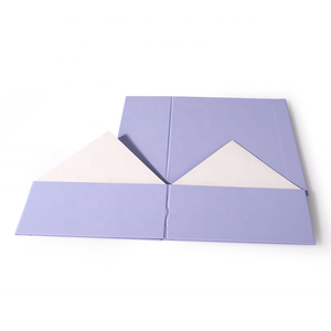 Caja de regalo plegable púrpura de alta calidad, Interior dorado, ventaja UV, papel Kraft de Vietnam, lámina de cartón, materiales reciclados en relieve - Product Image 3