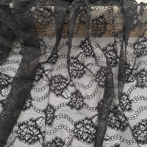 Tissu élégant en dentelle noire en polyester avec fleur rose et bord festonné pour la couture et l'artisanat - Product Image 5