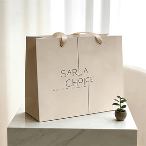 Borsa per la Spesa in Carta Kraft Beige Riciclata di Lusso con Logo Personalizzato, Manico a Nastro per Confezioni Regalo e Abbigliamento, Stampa Personalizzata - Product Image 3