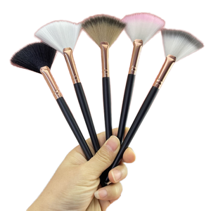 <span class=keywords><strong>Pinceau</strong></span> <span class=keywords><strong>de</strong></span> maquillage noir en forme d'éventail unique Poils en fibres artificielles Outil <span class=keywords><strong>de</strong></span> salon <span class=keywords><strong>de</strong></span> beauté pour le lavage du visage Brosse en <span class=keywords><strong>mousse</strong></span> nettoyante - Product Image 1
