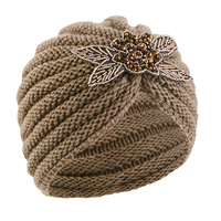 Vente en gros d'accessoires pour cheveux avec logo personnalisé Bonnet d'hiver blanc tricoté en acrylique chaud pour l'extérieur Turban à fleurs perlées pour femmes