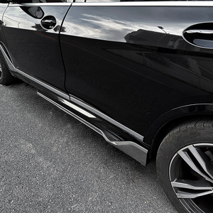 Jupes latérales Amp-Z pour BMW X7 G07 M Sport 2019+ finition noire piano, texture fibre de carbone, finition mate, kit carrosserie - Product Image 3