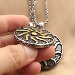 Collier pour homme en acier titane de style européen avec pendentif tournesol au design géométrique, à porter au quotidien - Product Image 3