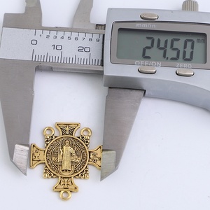 Centre de table en or antique plaqué or, croix bénédictine maltaise de Saint-Benoît de Nursie - Product Image 6
