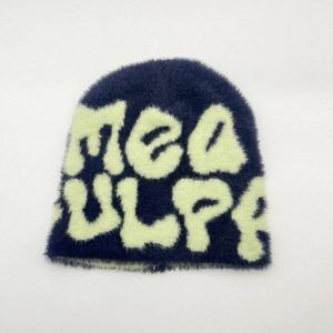 Gorro de punto jacquard con letras de felpa, marrón, unisex, cálido para otoño e invierno, plegable, adelgazante para el rostro, protector de orejas - Product Image 2