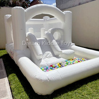 Structure gonflable commerciale moderne blanche pure, combinant trampoline et piscine à balles, pour mariages, fêtes, événements et comme accessoire photo