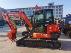 Mini-excavatrice Kubota KX165 d'occasion, d'origine japonaise, hydraulique, sur chenilles, 6 tonnes, certifiée CE, avec accessoires tarière et brise-roche - Product Image 2