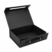 Boîte d'emballage pour vêtements en tissu noir mat avec logo en feuille d'or personnalisée, boîte cadeau pliable écologique avec poignée en PU magnétique