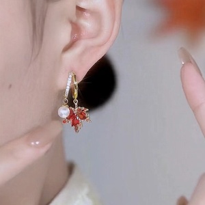 ต่างหูรูปใบเมเปิ้ลสีแดงประดับคริสตัลเซอร์คอนชุบทองสไตล์วินเทจฝรั่งเศส พร้อมพู่ห้อยประดับเพชรเทียม เหมาะสำหรับงานปาร์ตี้ สำหรับผู้หญิงที่มีรสนิยม - Product Image 5