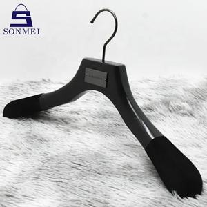 Cintre en bois pour costume de manteau, plaque en métal, personnalisé pour vêtements, cintres de luxe - Product Image 3