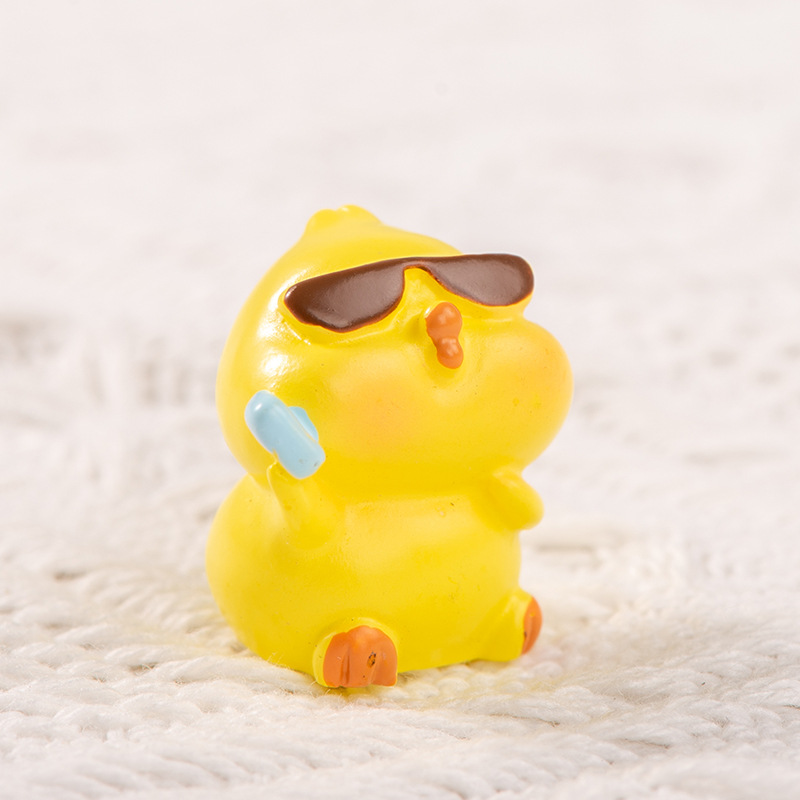 Petit poussin jaune avec des lunettes