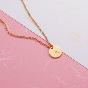 Collana con ciondolo <span class=keywords><strong>a</strong></span> moneta rotonda alla moda per donna con scritta iniziale da <span class=keywords><strong>a</strong></span> <span class=keywords><strong>a</strong></span> Z regalo per feste con ciondolo realizzato in acciaio inossidabile - Product Image 3