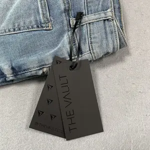 Tag Gantung Baju Hitam Matte Kualitas Tinggi untuk Jeans Desain Merek Kustom Label Pakaian Label Gantung Garmen dengan Logo Timbul