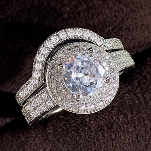 Anello da Donna con Accento in Pietra Curva, Elegante Gioiello da Dito alla Moda - Product Image 1