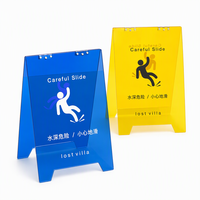 Panneau de signalisation en acrylique coloré « Attention, sol mouillé » avec base pliable pour hôtels, bureaux, commerces et affichage de sécurité commerciale