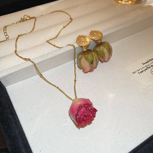 Ensemble de bijoux de luxe pour femmes Acier au titane Acier inoxydable Rose sèche Ensemble de colliers et boucles d'oreilles avec de vraies fleurs - Product Image 2