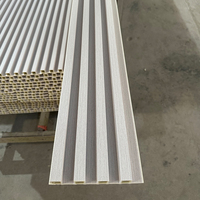 Panneau mural WPC texturé imperméable avec grain de bois 3D en polystyrène bois-plastique pour la décoration de bâtiments dans les hôtels et les bureaux