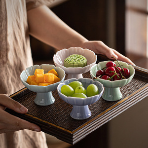 Assiette à dessert en céramique avec tige, mini bol à fruits en porcelaine en forme de lotus pour servir des collations lors de fêtes, style chinois, design simple - Product Image 1