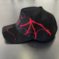Casquette 5 panneaux en daim avec doublure en satin, broderie de strass et diamants, avec NFC