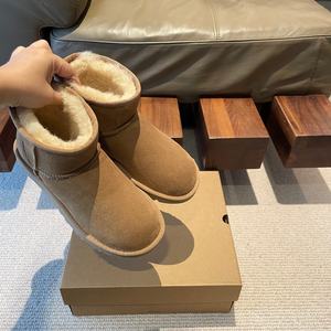 Nouvelles bottes classiques personnalisées de luxe pour l'automne/hiver, offrant chaleur, durabilité et résistance au glissement, idéales pour les activités décontractées en extérieur. - Product Image 4