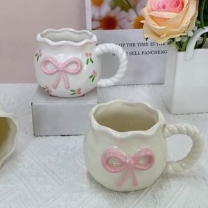 Tasse à café en céramique de luxe, rose mignon, motif nœud 3D, forme sac porte-bonheur irrégulière, cadeau léger, directement de l'usine - Product Image 1