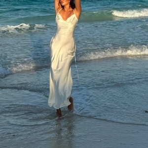 Vestido de fiesta elegante y modesto de marca personalizada para primavera, vestido sexy con espalda descubierta y escote en V profundo, vestido recto de satén para verano y playa. - Product Image 1