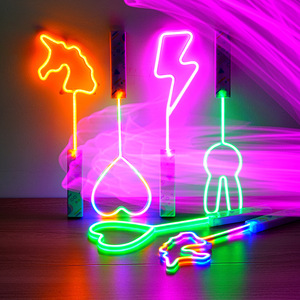Baguette de fête clignotante pour la rentrée des classes Halloween Nouvel An Célébrations de Noël et de remise des diplômes Bâtons lumineux LED colorés - Product Image 4