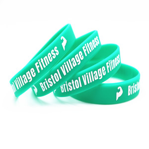 Eleve su viaje de fitness con pulseras de silicona impresas de un color Bristol Village Fitness Pulseras promocionales de moda - Product Image 1