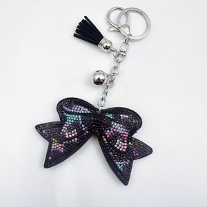 Llaveros con dijes de lazo de leopardo, cristales brillantes y diamantes, accesorios para bolsos, llaveros para llaves de coche, llaveros con borlas y llaveros con lazo de animadora - Product Image 5
