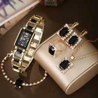 Ensemble de bijoux élégants et tendance 5 pièces avec zircon cubique étincelant, bagues, bracelet, colliers, boucles d'oreilles et montre en quartz pour femme