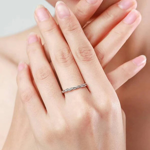 Anello Minimalista a Fascia Intrecciata per Donne, Accessorio Moda Geometrico per Uso Quotidiano - Product Image 3