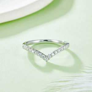 Anillo de Protección en Forma de V J&C, Plata de Ley 925, Chapado en Oro Blanco, Banda de Diamantes de Color D de 0.33 ct - Product Image 5