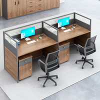 Bureau d'ordinateur en bois avec fente pour cartes en option, créant une station de travail confortable pour les employés