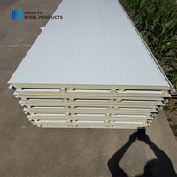 Panneaux sandwich isolants PIR 30 mm pour murs extérieurs et toitures, faciles à installer, imperméables et ignifuges, pour entrepôts et chambres froides.