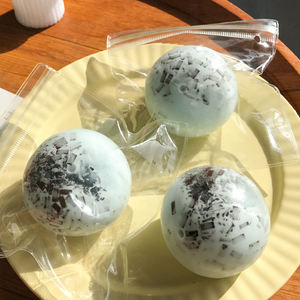 ของเล่นบีบคลายเครียดรูปทรงกลมสีเขียวมิ้นท์ดำ ทำมือจากวัสดุ TPR เสียงกรอบๆ ของขวัญสร้างสรรค์สำหรับเด็กและผู้ใหญ่ พร้อมบรรยากาศสุดเท่ - Product Image 3