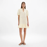 Robe mini trapèze en dentelle ajourée ivoire à col en V, manches bouffantes et ourlet plissé à volants, personnalisable, vente en gros, robe d'été pour femme