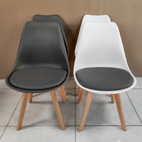 Chaise de salle à manger empilable en plastique PP avec pieds en bois, design moderne ergonomique et durable, revêtement en PU