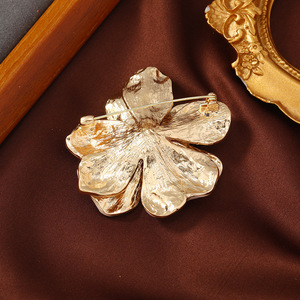 Broche <span class=keywords><strong>de</strong></span> camelia <span class=keywords><strong>de</strong></span> doble capa con efecto <span class=keywords><strong>de</strong></span> goteo <span class=keywords><strong>de</strong></span> aceite para <span class=keywords><strong>mujer</strong></span>, nuevo accesorio floral elegante e individual, broche para abrigo - Product Image 3