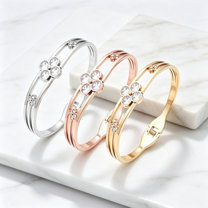Bracelet élégant pour femme en acier titane plaqué or rose, double couche, creux, trèfle à quatre feuilles, zircon, respectueux de la peau, vente en gros - Product Image 3