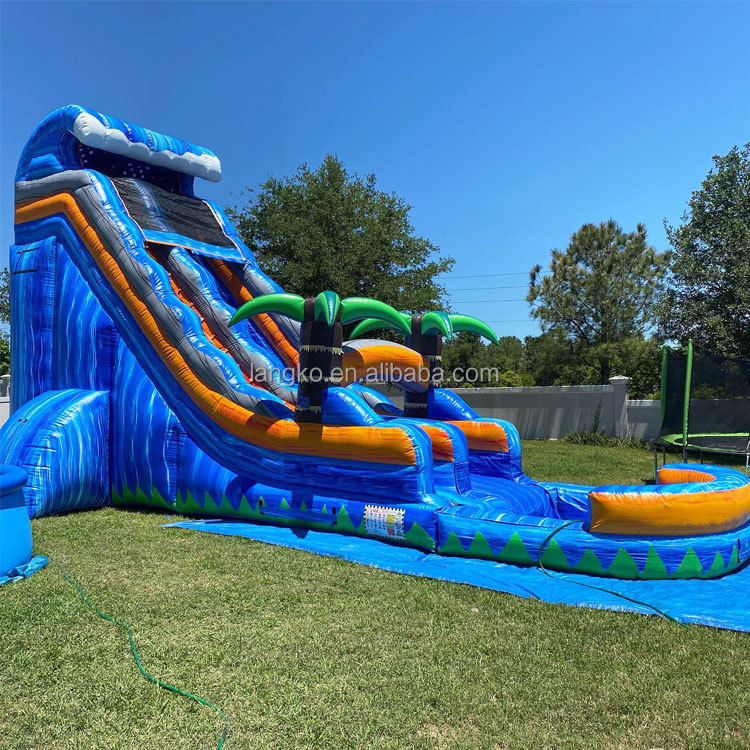 Parc aquatique gonflable avec toboggan, mur d'escalade et arroseurs