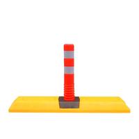 Poteau de signalisation routière flexible en TPU réfléchissant avec base jaune pour la sécurité des parkings, des allées et comme délimiteur de voies.