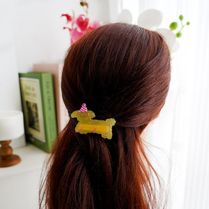 Barrette à cheveux en acétate en forme de chiot mignon avec chapeau de fête et détails en contour rose, accessoire de cheveux jaune translucide, mode unisexe - Product Image 6