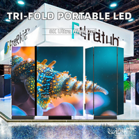 Écran d'affichage numérique commercial LED portable et mobile à trois volets, résolution 8K HDR10+, étanche IP65, garantie de 3 ans, support au sol