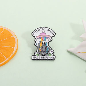 Mijn Trauma Maakte Me Tenminste Grappige Emaille Pin Geestelijke Gezondheid Citaat Broche Skelet Ontwerp Revers Badge Sieraden Voor Vrienden - Product Image 2