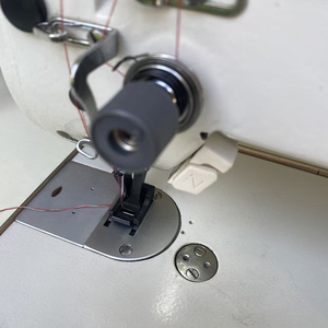 Máquina de coser industrial de brazo largo, computarizada, de alta velocidad, de una aguja, con arrastre por pie, para puntada zigzag de tres pasos y cuatro puntos - Product Image 4