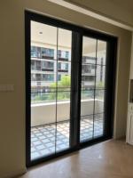 Puerta Plegable de Aluminio Directo de Fábrica, Puerta de Vidrio Bi-Plegable Impermeable e Insonorizada de Tamaño Personalizado para Uso en Balcón de Viviendas y Villas