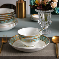 Service de table de luxe léger d'inspiration occidentale, 29 pièces, en porcelaine fine émaillée de style européen, avec décor doré en relief