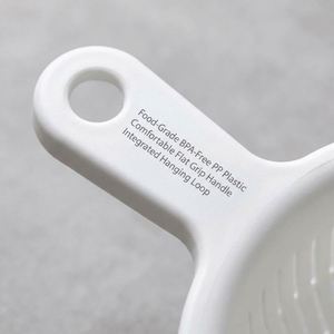 Bol égouttoir en plastique sans BPA avec poignée et bec verseur, panier multifonctionnel pour laver les fruits avec trous de drainage fins - Product Image 4